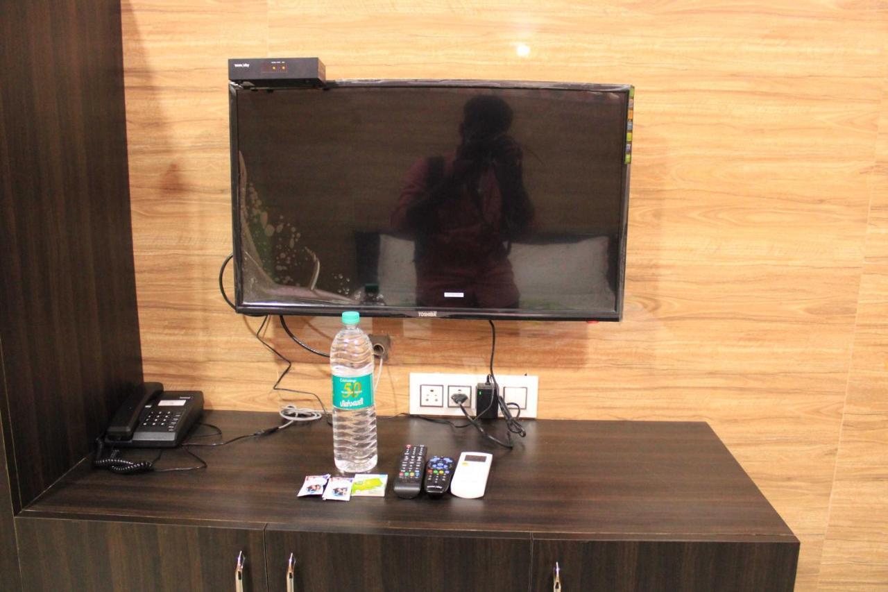 Hotel Adhi Residency - Cleanliness & Friendliness Room Vl Vardharaja Temple กาญจีปุรัม ภายนอก รูปภาพ